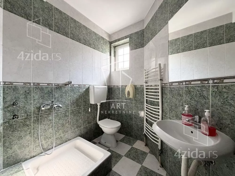 Poslovna zgrada | 4zida