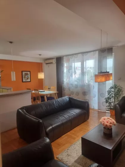 Crveni Pevac | 4zida.rs