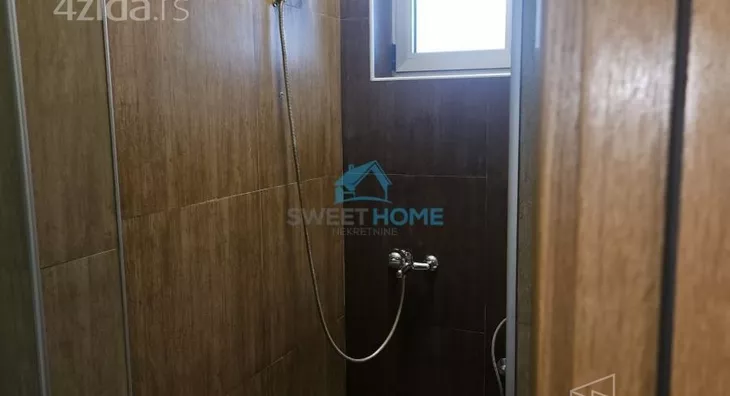 Poslovna zgrada | 4zida