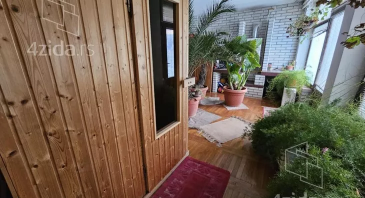 Šestoiposoban stan | 4zida