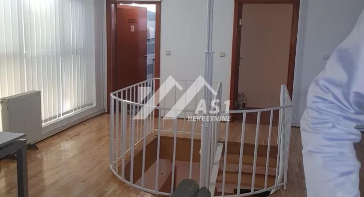 Šestoiposoban stan | 4zida
