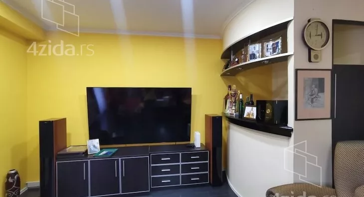 Poslovna zgrada | 4zida