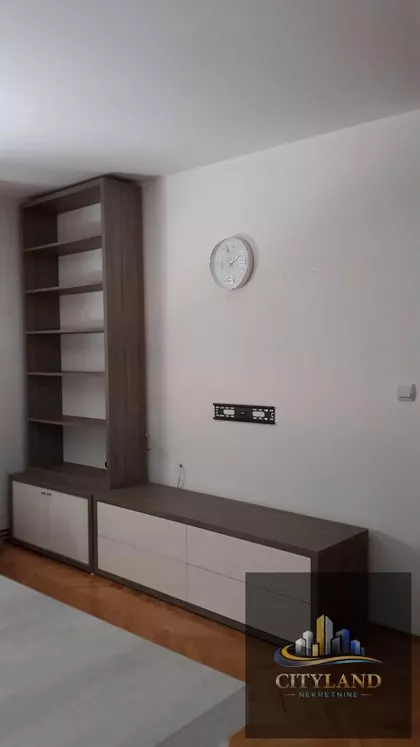 Crveni Pevac | 4zida.rs