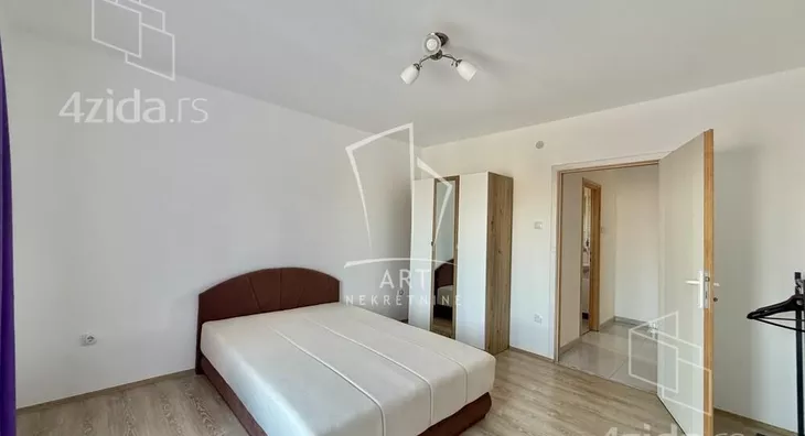 Šestoiposoban stan | 4zida