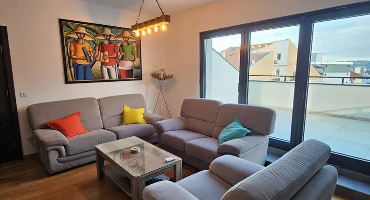 Šestosoban stan | 4zida