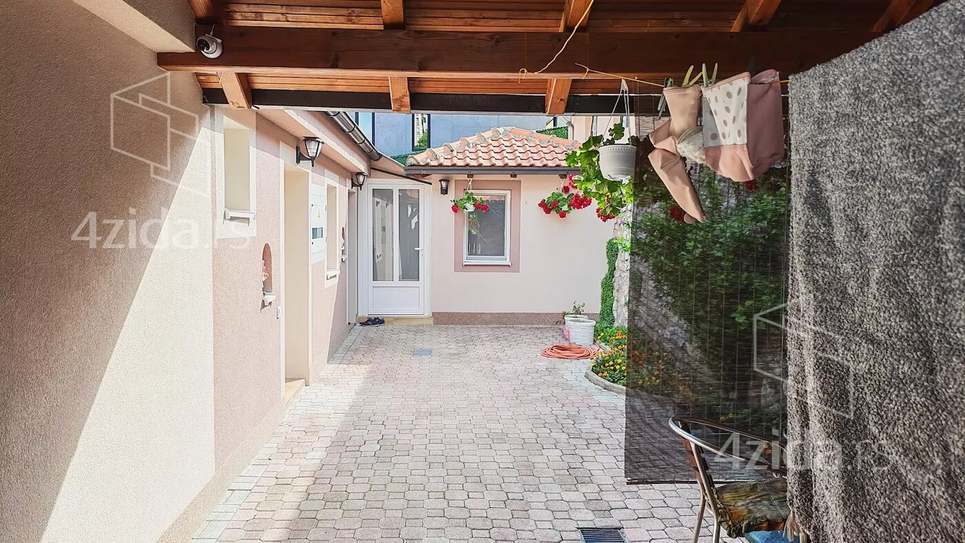 Četvoroiposoban stan | 4zida