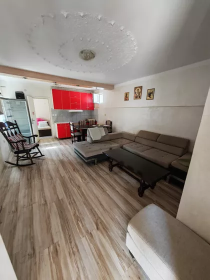 Jovana Popovića | 4zida.rs