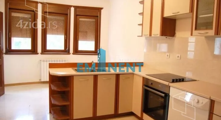 Sedmosoban stan | 4zida