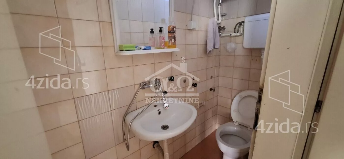 Poslovna zgrada | 4zida