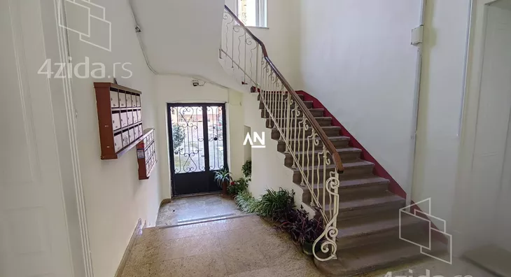 Šestoiposoban stan | 4zida