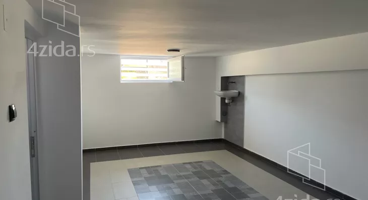 Poslovna zgrada | 4zida