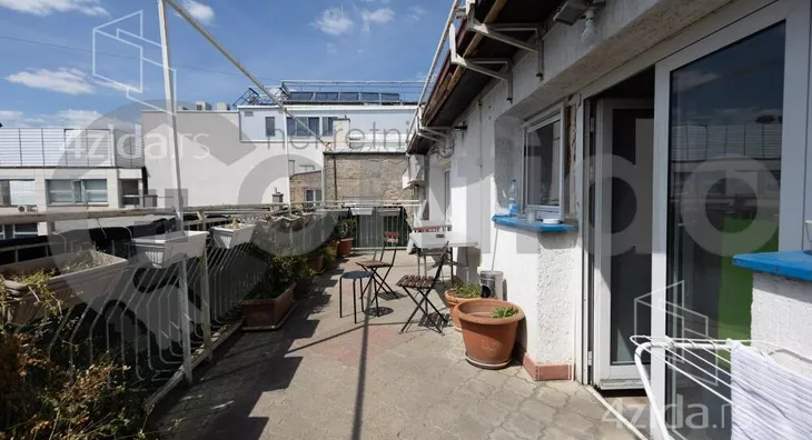 Šestoiposoban stan | 4zida