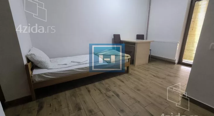 Poslovna zgrada | 4zida