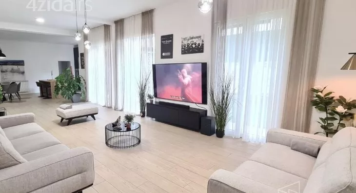 Šestosoban stan | 4zida