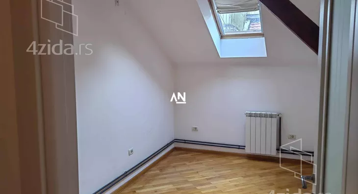 Šestoiposoban stan | 4zida