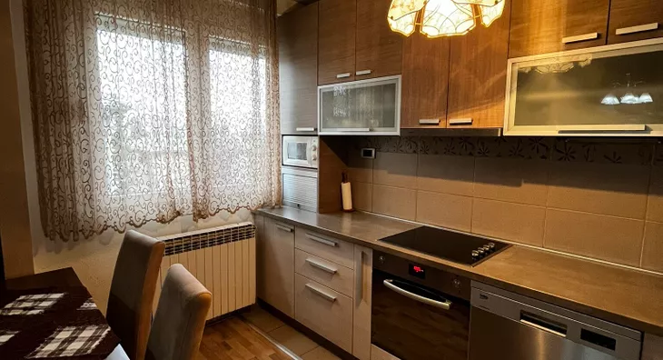 Šestosoban stan | 4zida