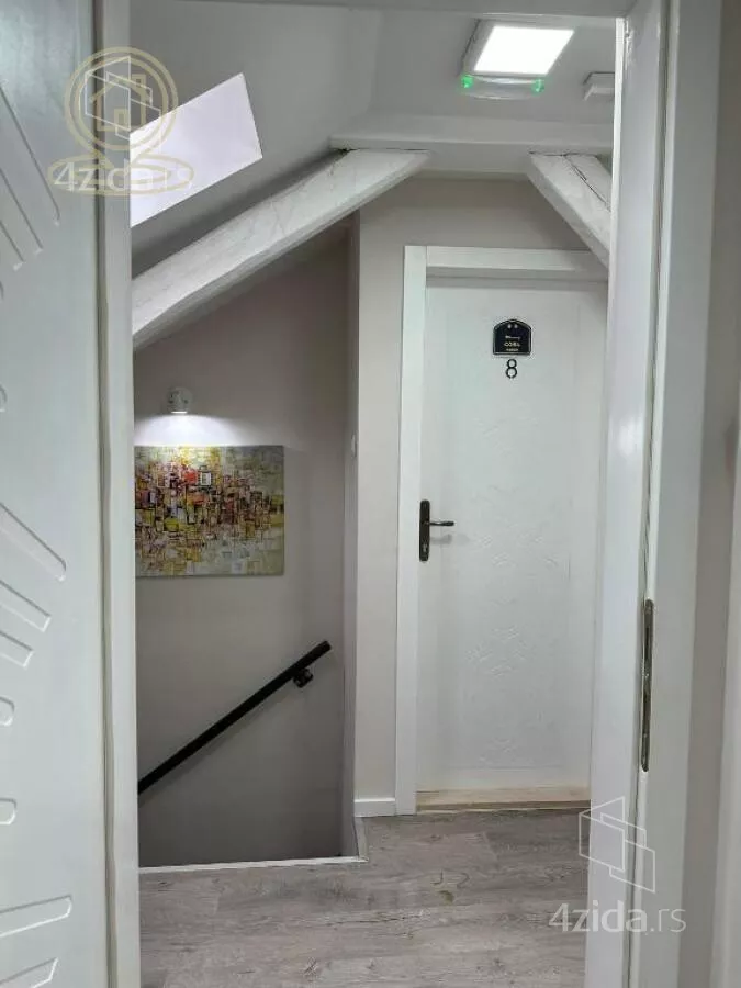 Poslovna zgrada | 4zida