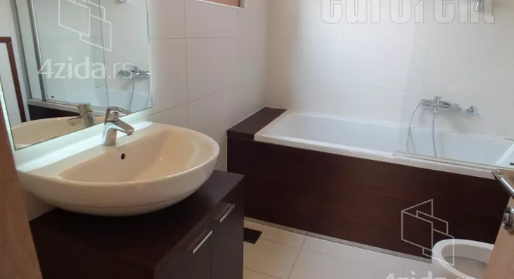 Šestosoban stan | 4zida