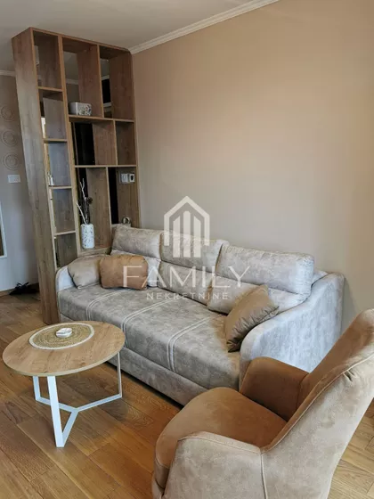 Lasla Gala | 4zida.rs