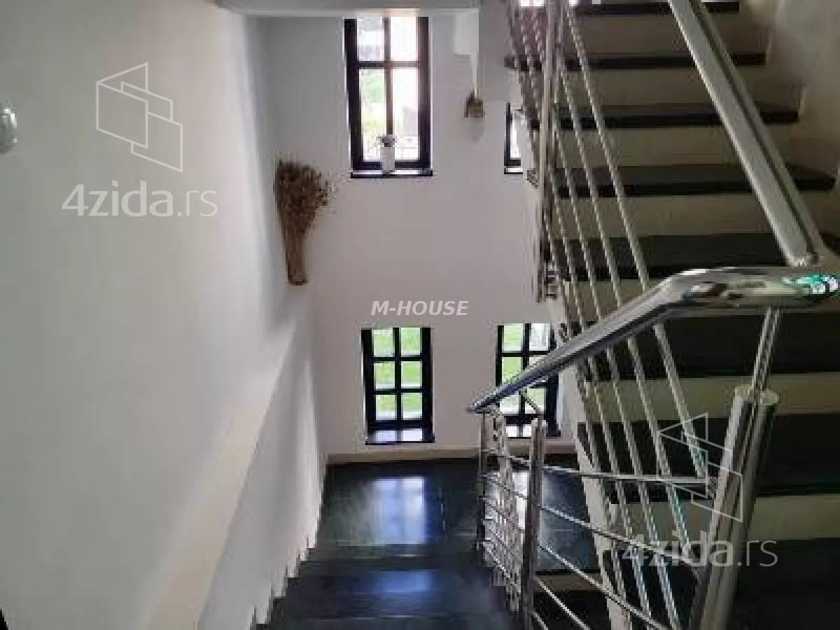 Poslovna zgrada | 4zida