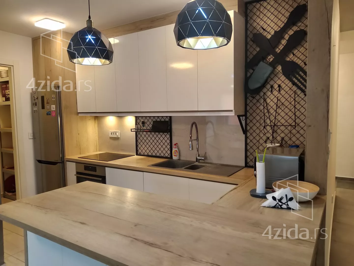 Troiposoban stan | 4zida