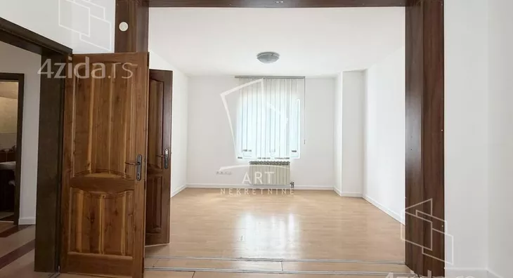 Poslovna zgrada | 4zida