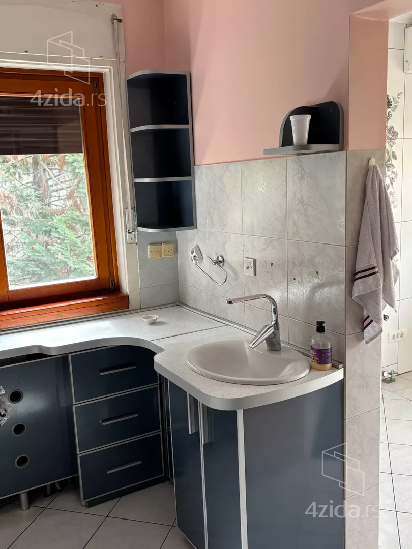 Poslovna zgrada | 4zida