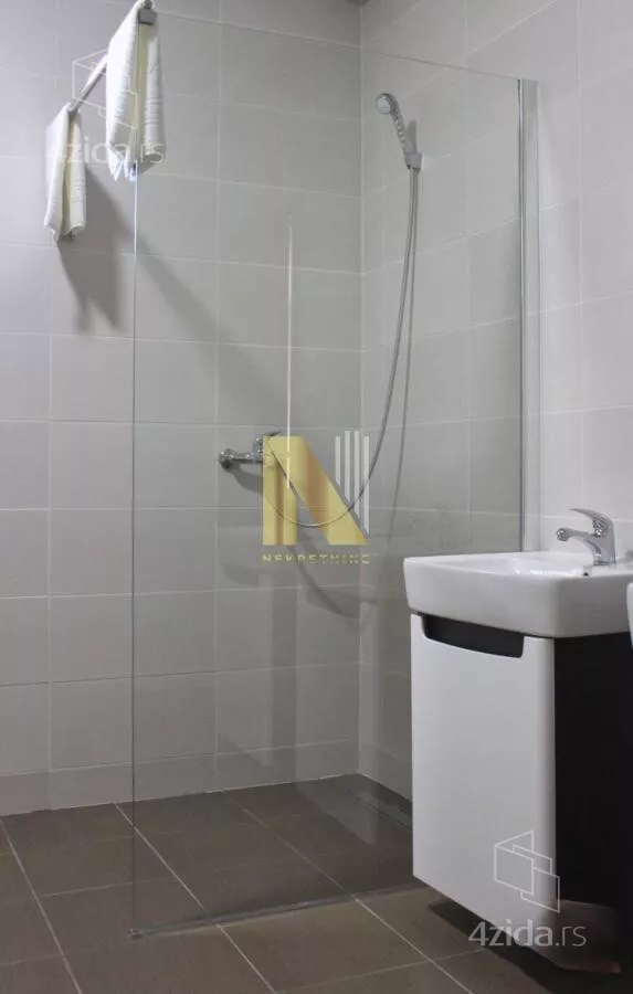 Poslovna zgrada | 4zida