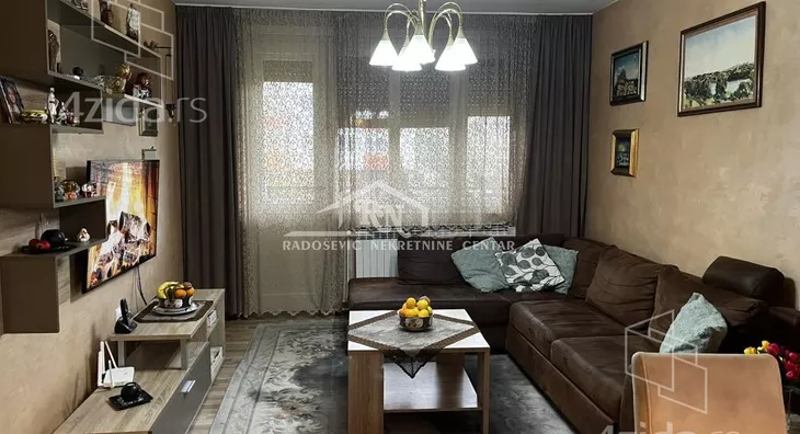 Šestosoban stan | 4zida