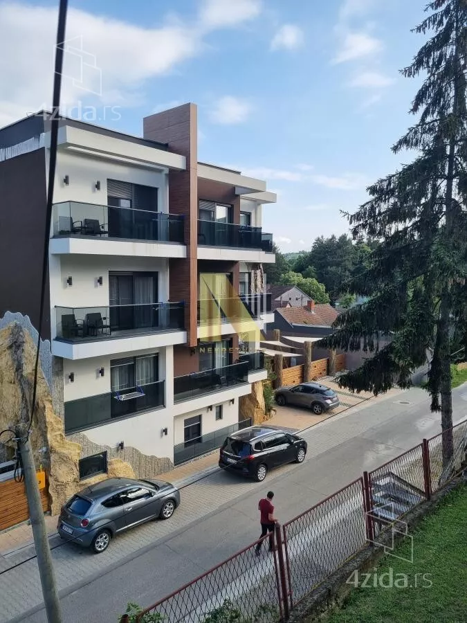Poslovna zgrada | 4zida