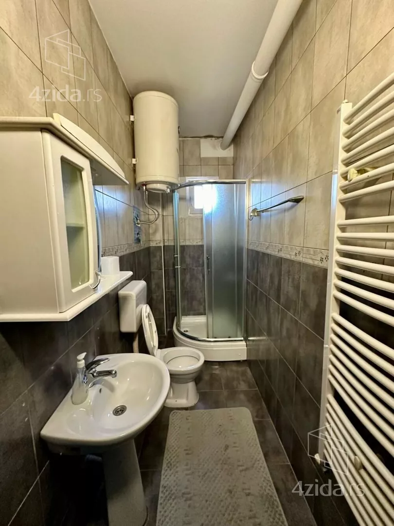 Poslovna zgrada | 4zida