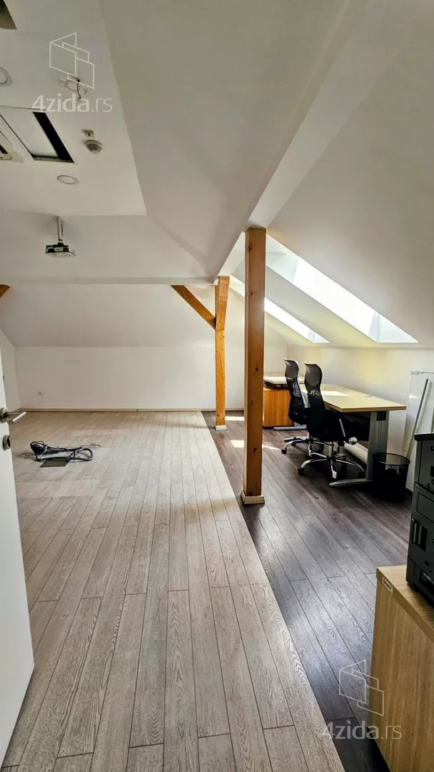 Poslovna zgrada | 4zida