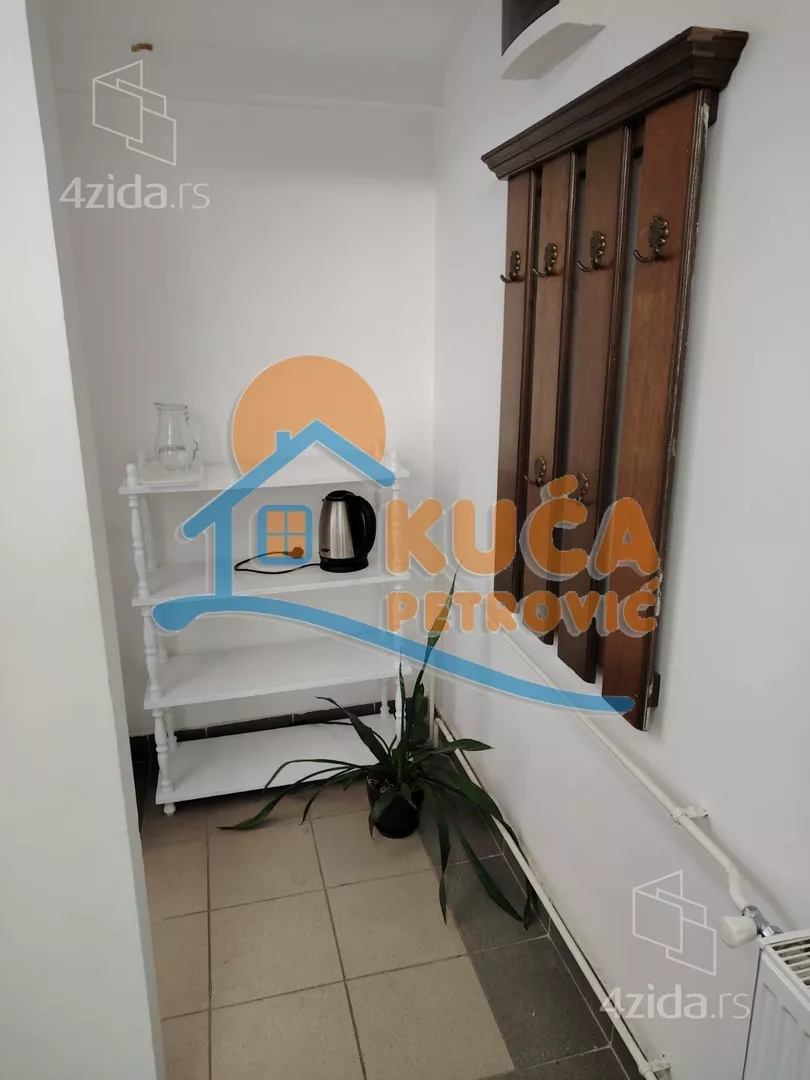 Lokal | 4zida