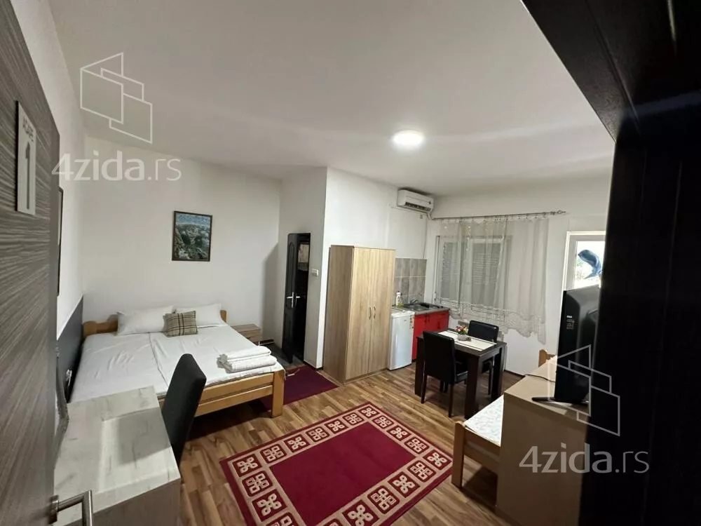 Poslovna zgrada | 4zida