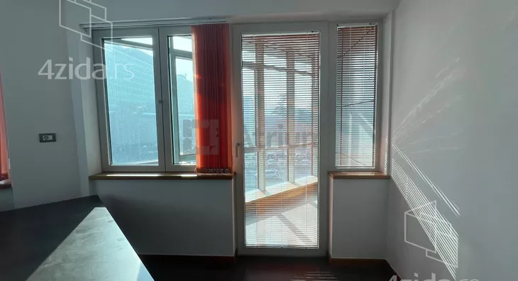 Poslovna zgrada | 4zida