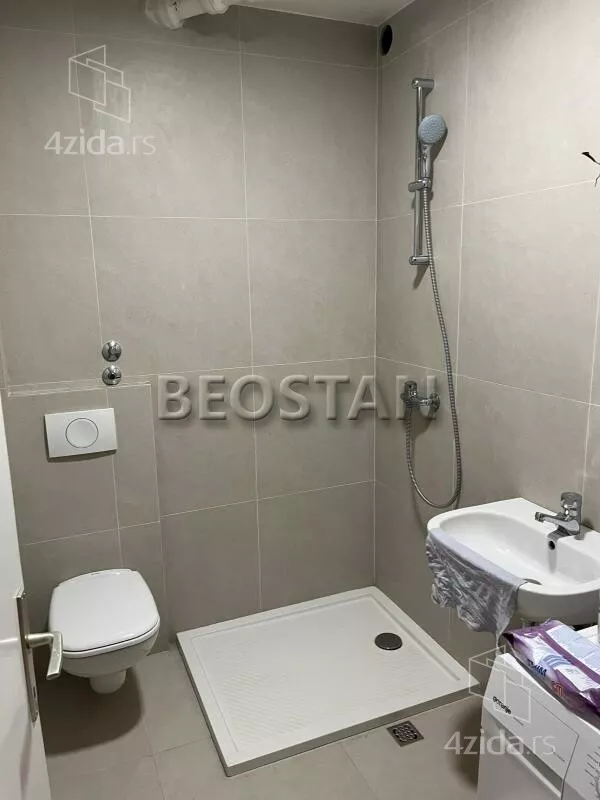 Šestosoban stan | 4zida