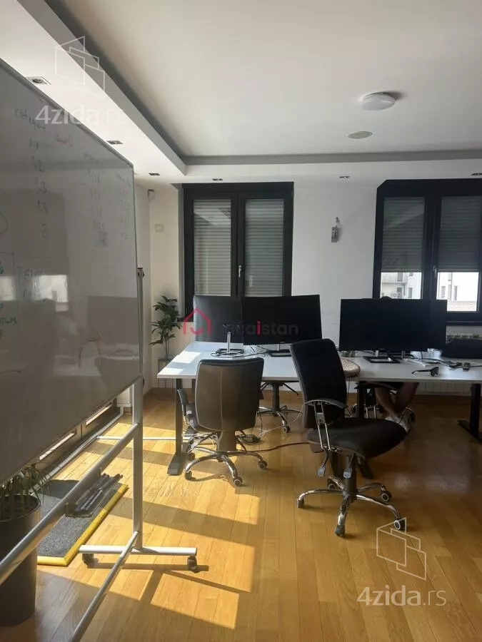 Četvoroiposoban stan | 4zida