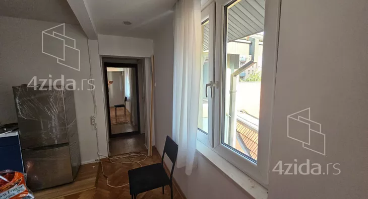 Poslovna zgrada | 4zida