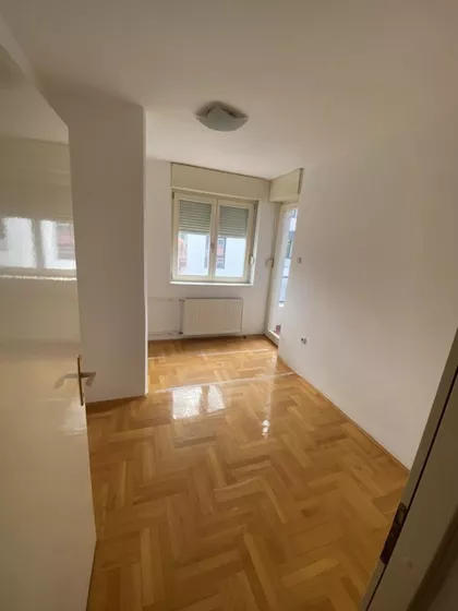 Crveni Pevac | 4zida.rs