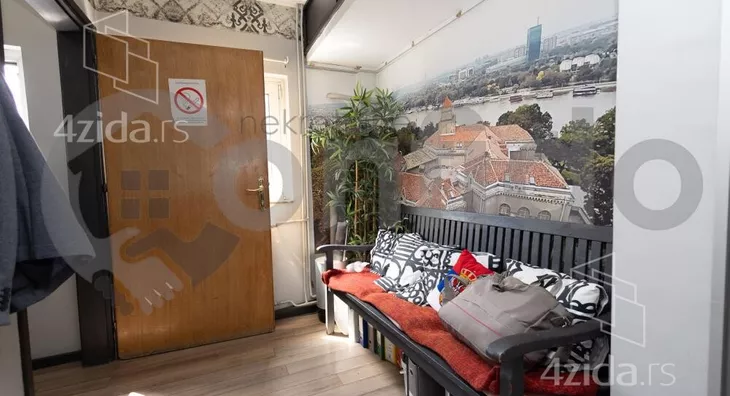 Šestoiposoban stan | 4zida