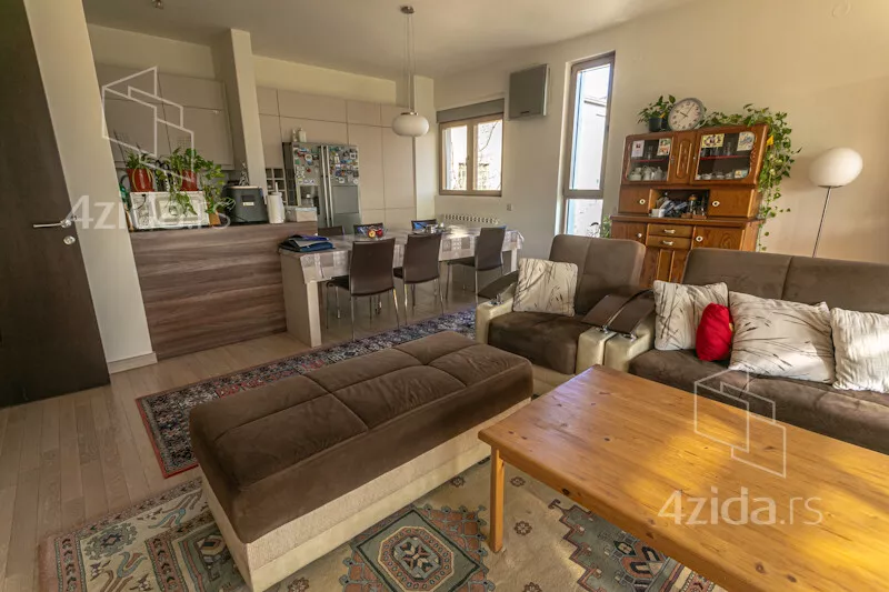 Šestosoban stan | 4zida