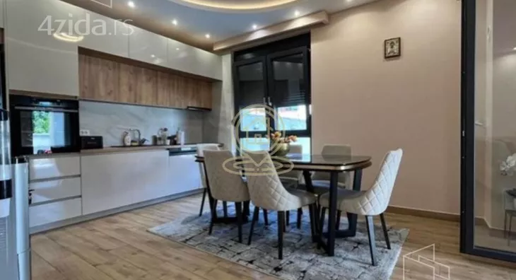 Poslovna zgrada | 4zida