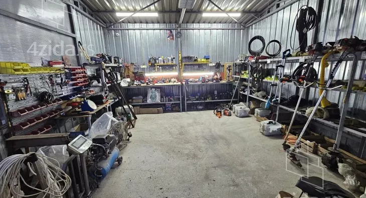 Poslovna zgrada | 4zida