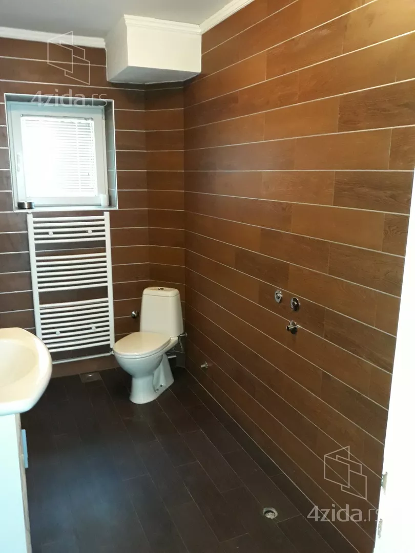 Poslovna zgrada | 4zida