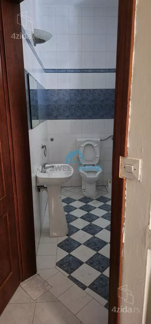 Poslovna zgrada | 4zida