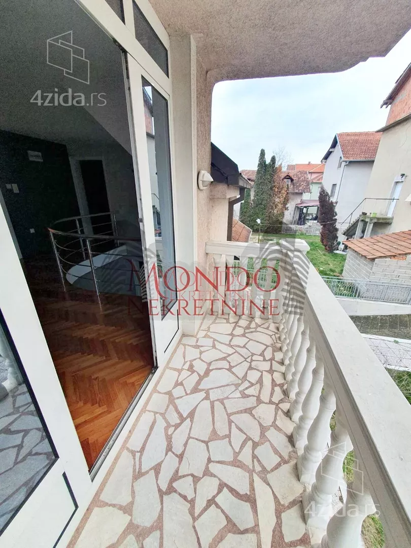 Poslovna zgrada | 4zida