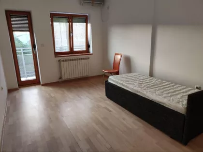 Železnička 9 | 4zida.rs