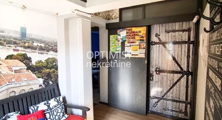 Šestoiposoban stan | 4zida