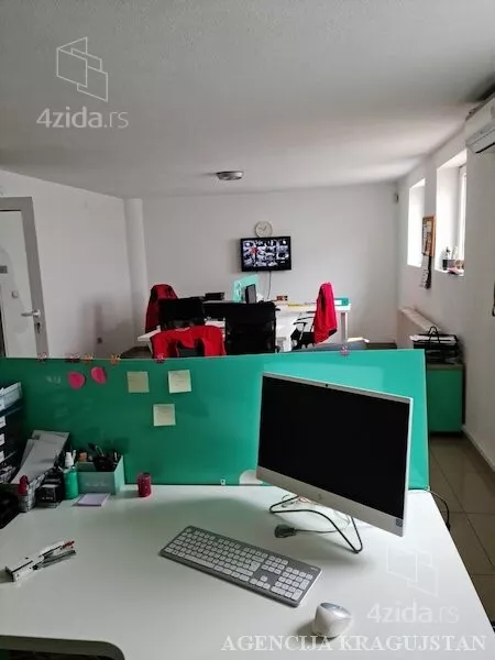 Poslovna zgrada | 4zida