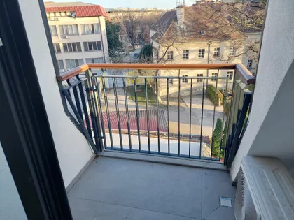 Trg Cara Jovana Nenada | 4zida.rs